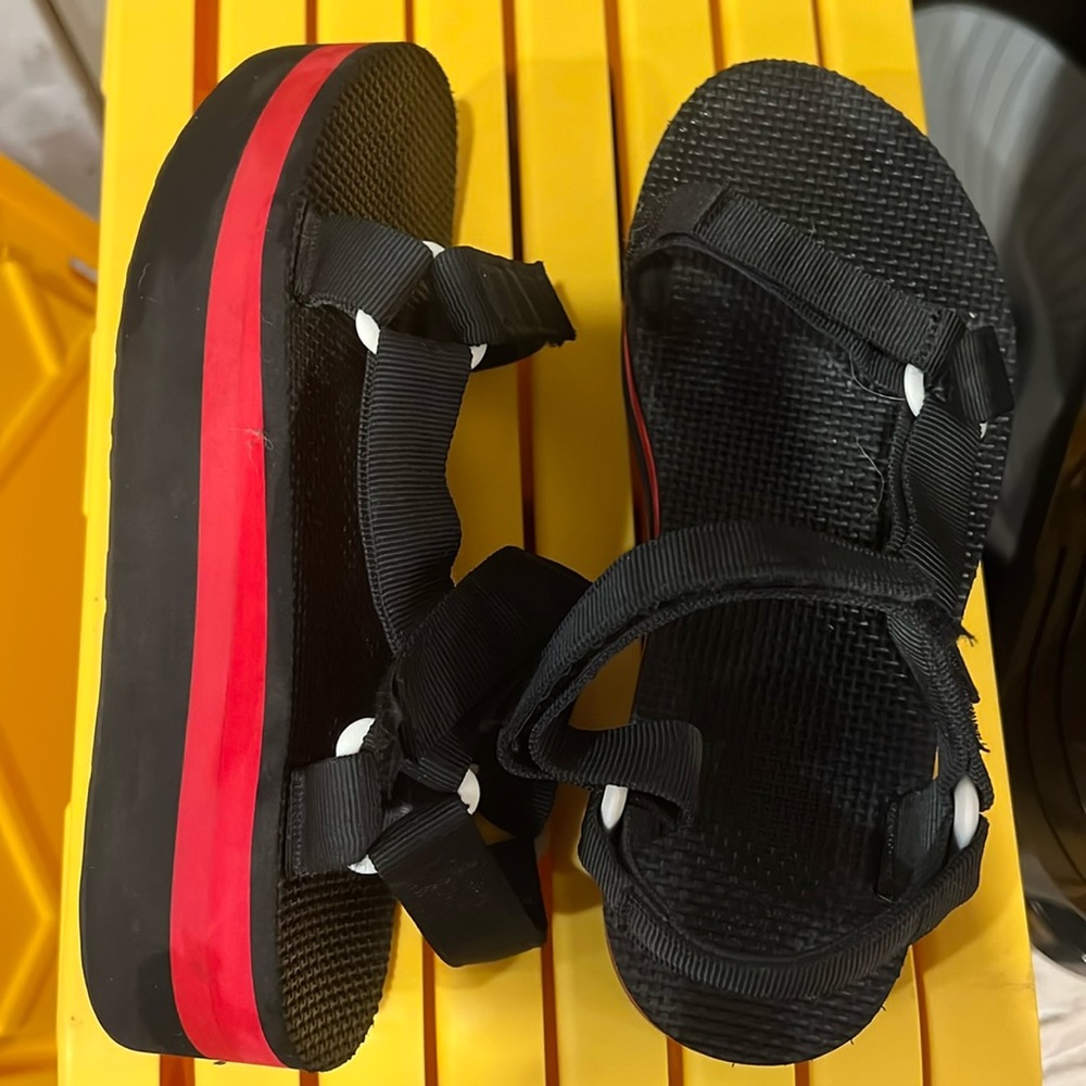 Teva platform sandal. Flatform Universal sandals